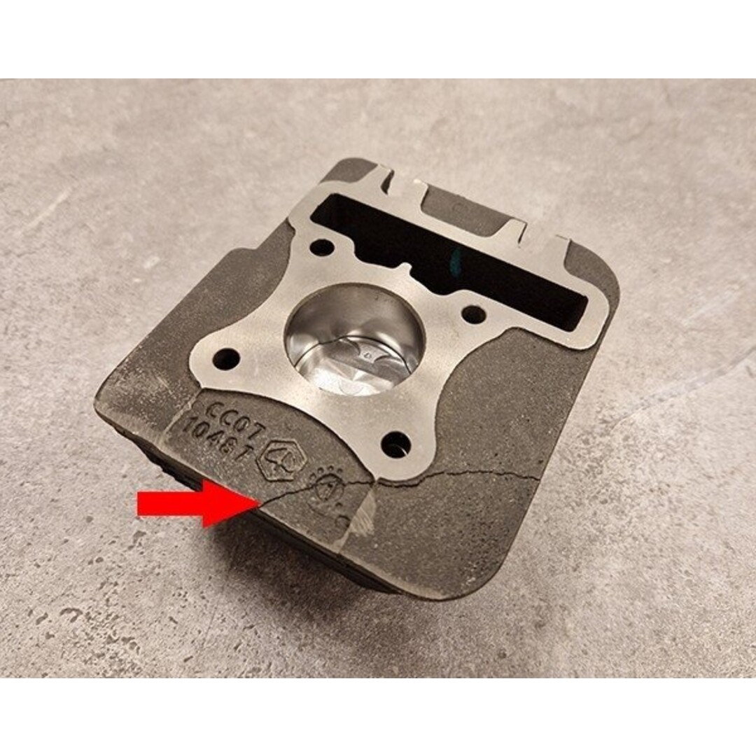 cilinder Piaggio origineel euro-2 !! SCHADE !! (1x koelrib afgebroken) past op sco piaggio 4t-4v 873467