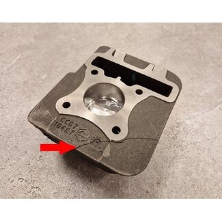 cilinder Piaggio origineel euro-2 !! SCHADE !! (1x koelrib afgebroken) past op sco piaggio 4t-4v 873467