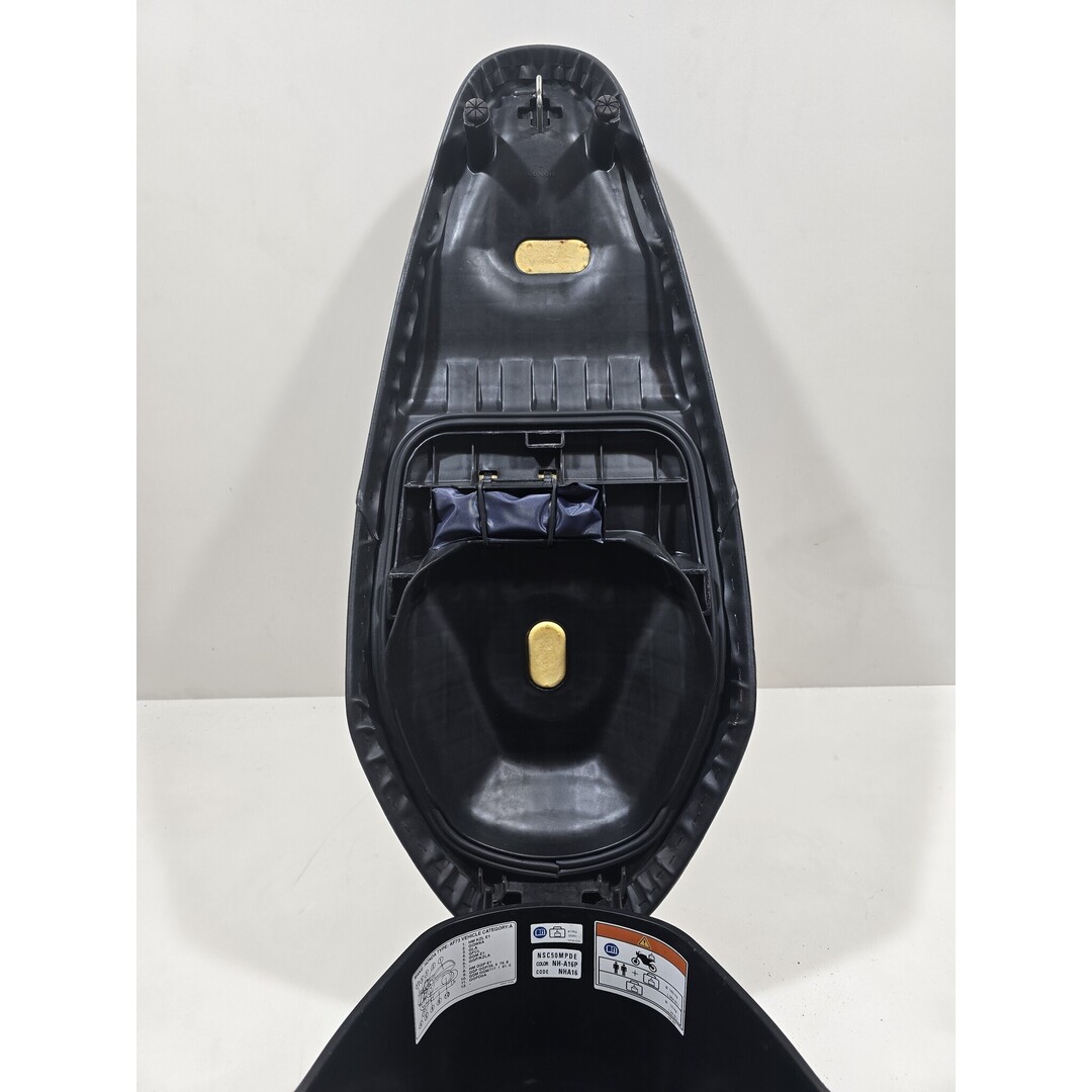 Honda Honda Vision NSC 4t 2017 / Buddyseat Zadel met bak en gereedschap setje