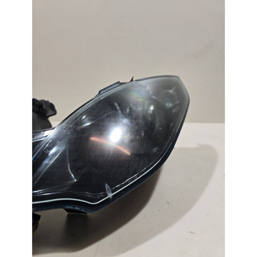 Piaggio Piaggio Mp3 250 LT 2009 / Koplamp Origineel DONKER ( helder glas ) 1 oortje afgebroken zie foto ( niet storend)