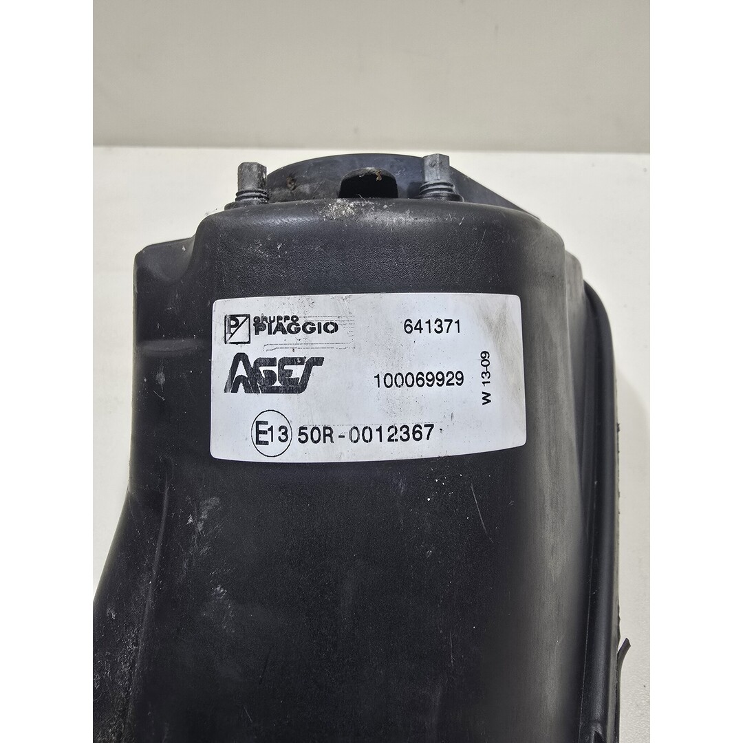 Piaggio Piaggio Mp3 250 LT 2009 / Koplamp Origineel DONKER ( helder glas ) 1 oortje afgebroken zie foto ( niet storend)