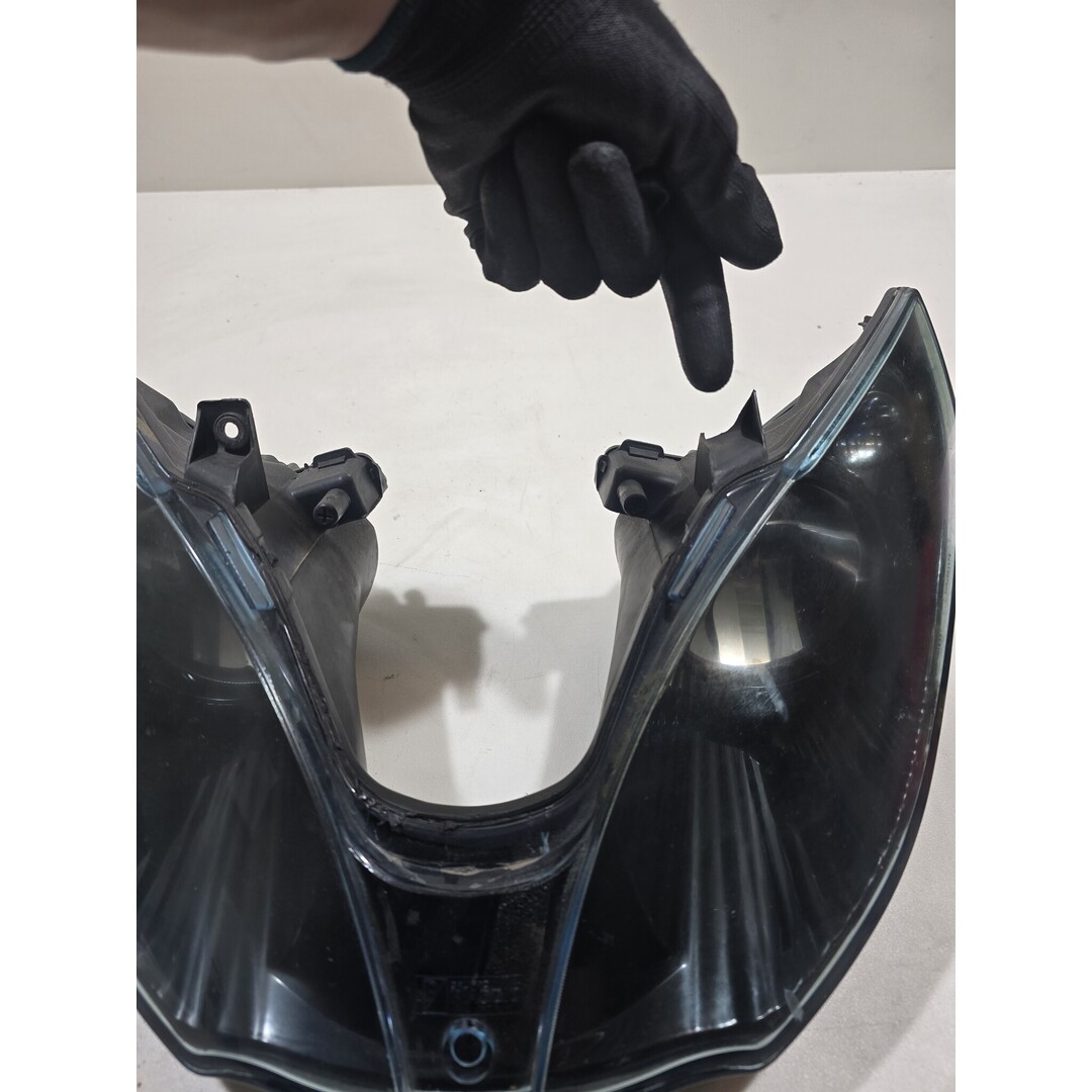 Piaggio Piaggio Mp3 250 LT 2009 / Koplamp Origineel DONKER ( helder glas ) 1 oortje afgebroken zie foto ( niet storend)