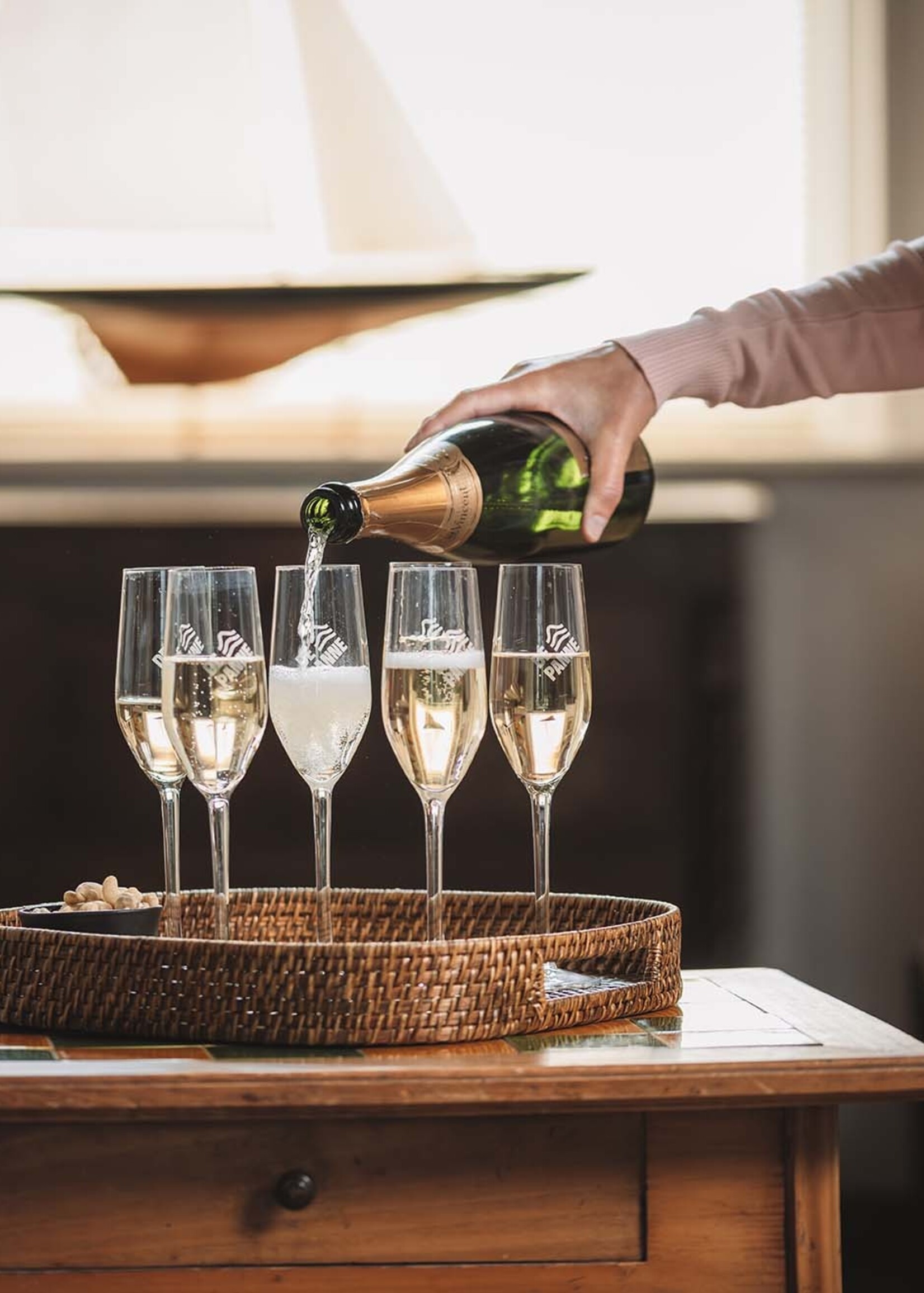 Karton mit 6 Gläsern Champagner