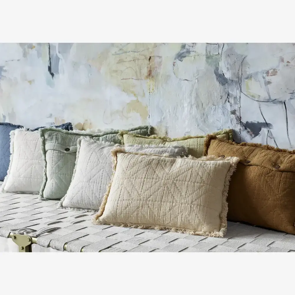 Madam Stoltz Geborduurd kussen incl. binnenkussen - Off white