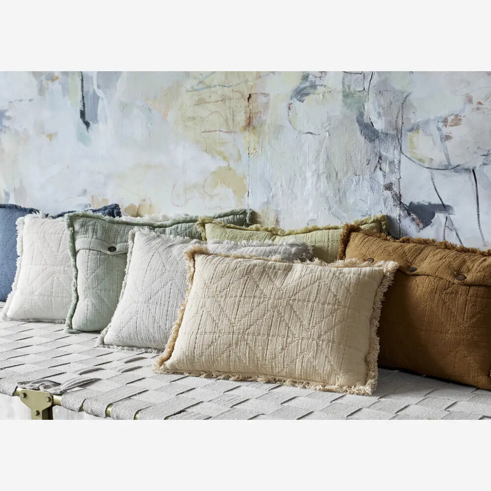 Madam Stoltz Geborduurd kussen incl. binnenkussen - Dusty Blue Madam Stoltz Geborduurd kussen incl. binnenkussen - Dusty Blue