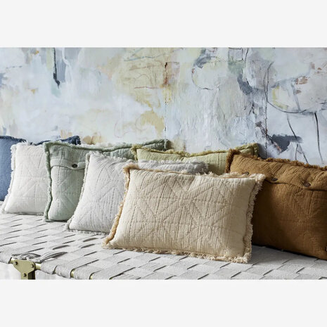 Madam Stoltz Geborduurd kussen incl. binnenkussen - Dusty Blue Madam Stoltz Geborduurd kussen incl. binnenkussen - Dusty Blue