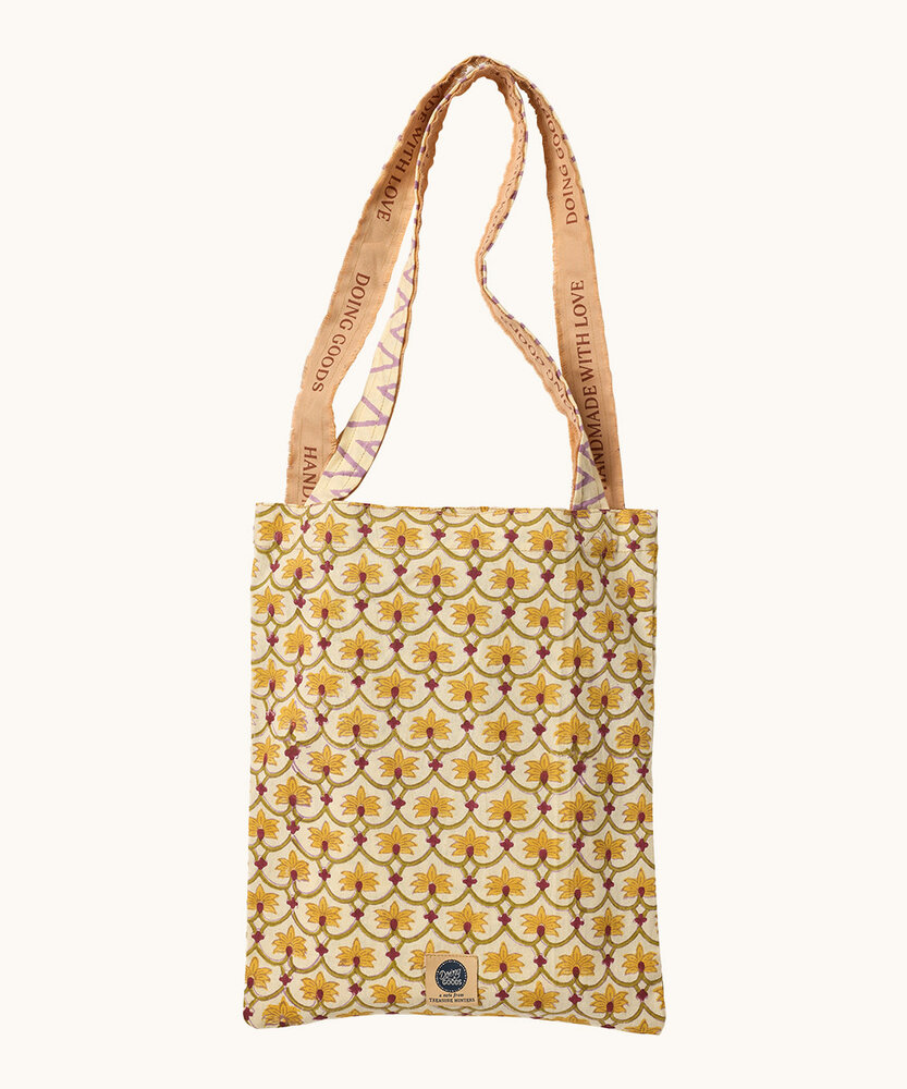 Doing Goods Dani Double Throw in Tote Bag  - 240 x 280 cm Doing Goods Dani Double Throw in Tote Bag  - 240 x 280 cm