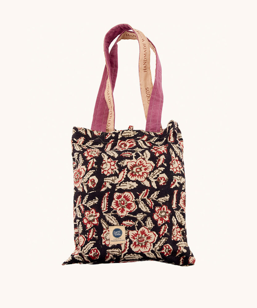 Doing Goods Maggie Horse Table Throw in Tote Bag - 160 x 350 cm Doing Goods Maggie Horse Table Throw in Tote Bag - 160 x 350 cm