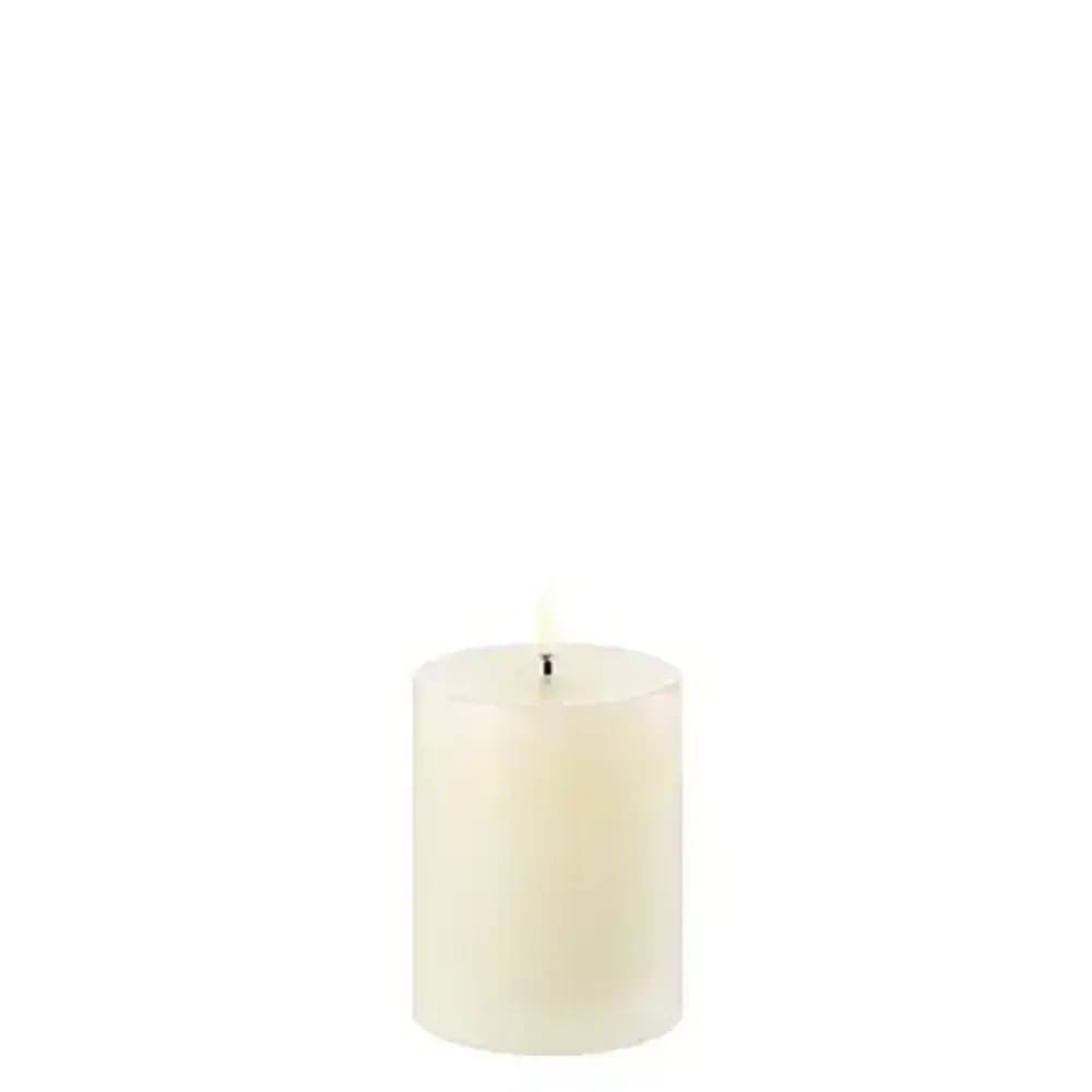 Uyuni LED pillar candle Smooth 7.8x10cm - Ivory Uyuni LED pillar candle Smooth 7.8x10cm - Ivory