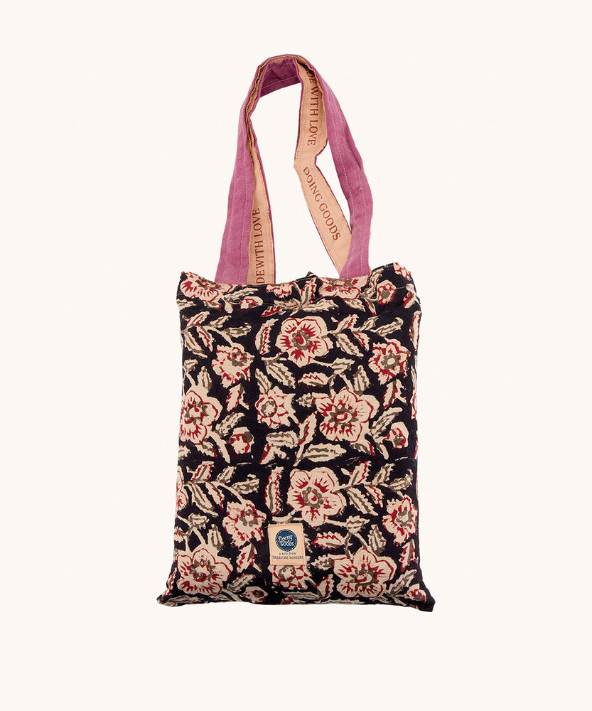 Doing Goods Maggie Horse Double Throw in Tote Bag - 240 x 280 cm Doing Goods Maggie Horse Double Throw in Tote Bag - 240 x 280 cm