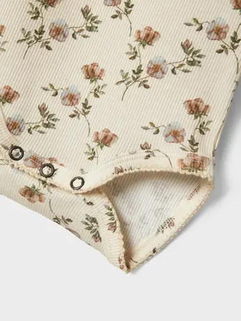 Lil' Atelier Gavo Els LS Slim Body - Turtledove Flowers Lil' Atelier Gavo Els LS Slim Body - Turtledove Flowers