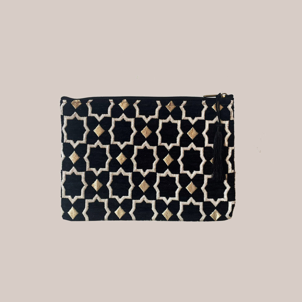 By Nyka Etui Nia By Nyka Etui Nia