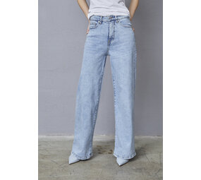 SistersPoint Owi Wide Jeans – Light Blue Wash SistersPoint Owi Wide Jeans – Light Blue Wash