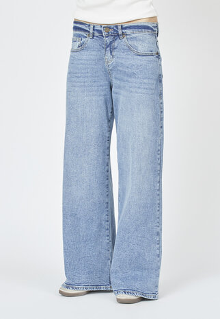 SistersPoint Onar Jeans – Medium Blue Wash