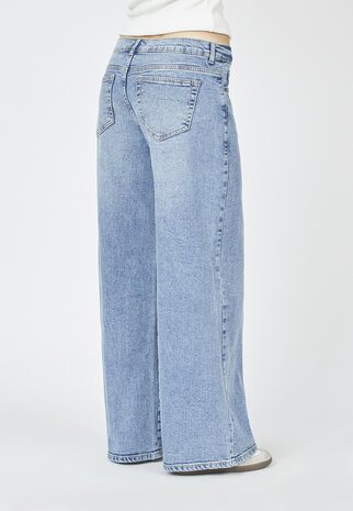 SistersPoint Onar Jeans – Medium Blue Wash