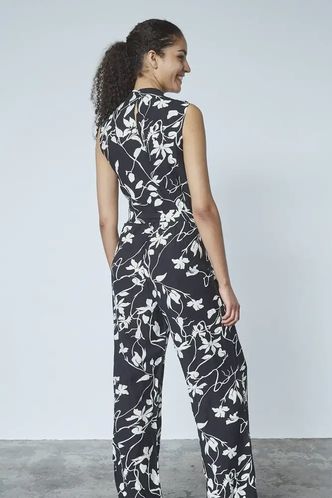 SistersPoint Guto Jumpsuit – Black/Flower