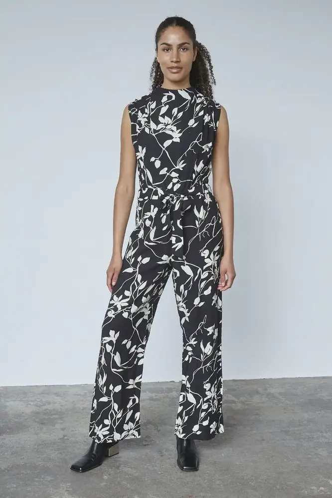 SistersPoint Guto Jumpsuit – Black/Flower
