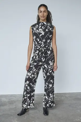 SistersPoint Guto Jumpsuit – Black/Flower