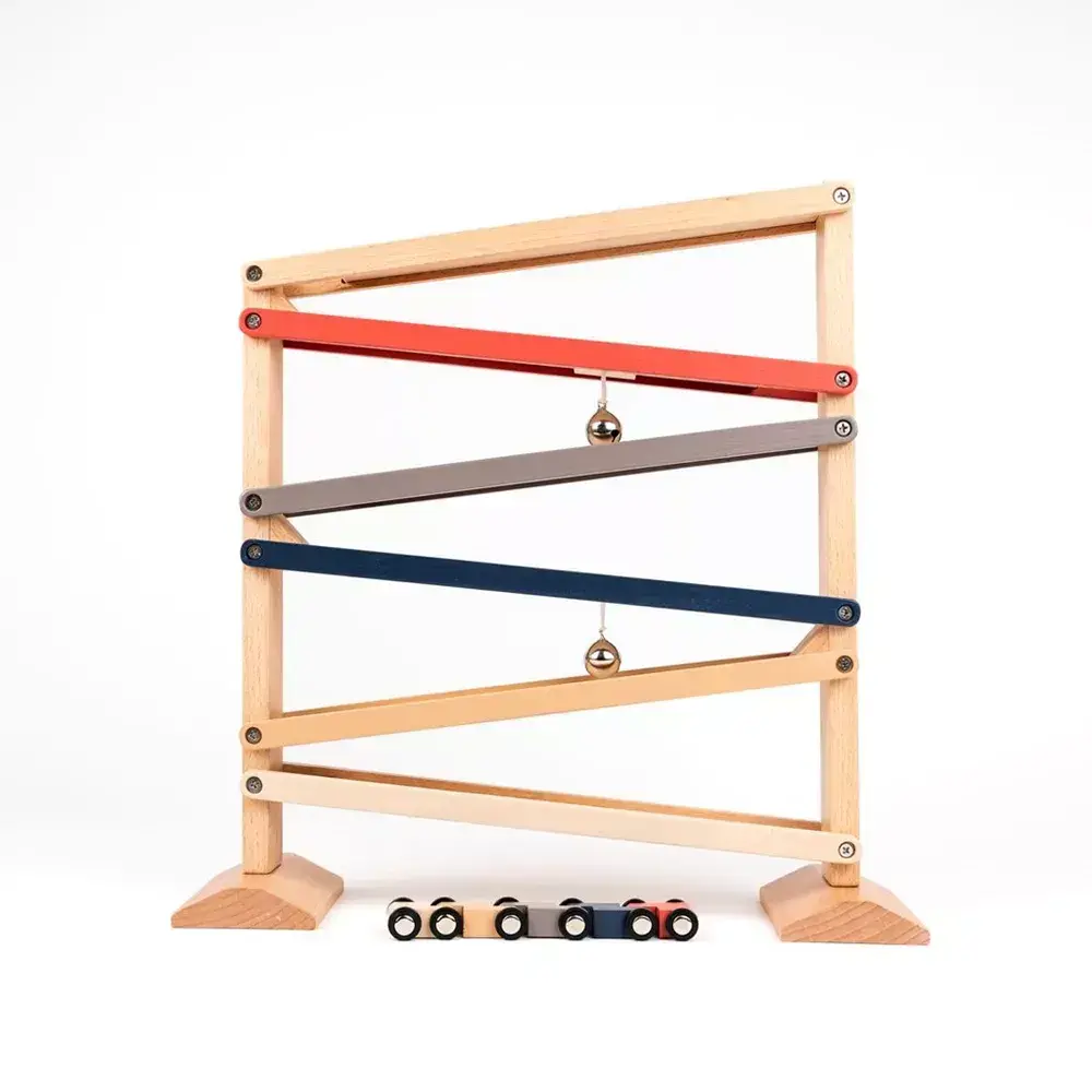 Houten autobaan met bel