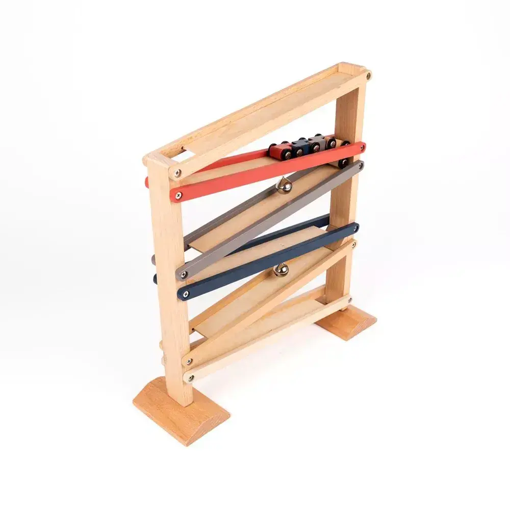 Houten autobaan met bel