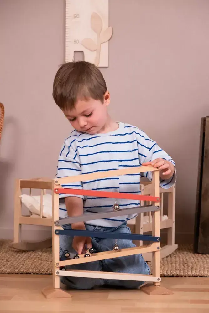 Houten autobaan met bel