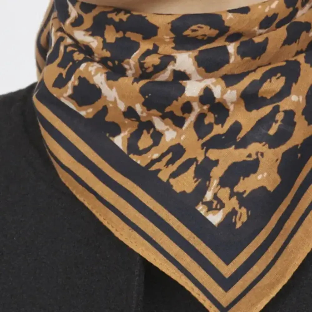 SistersPoint Scarf – Leo