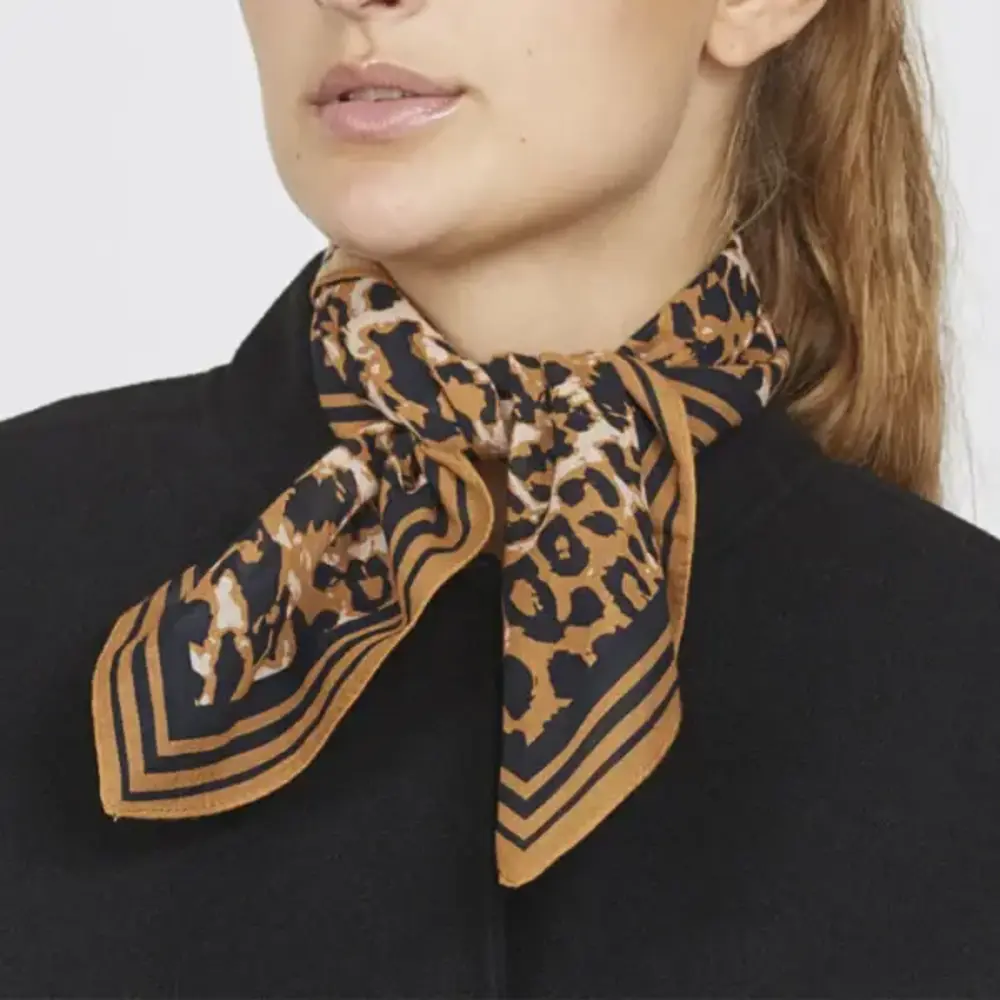 SistersPoint Scarf – Leo