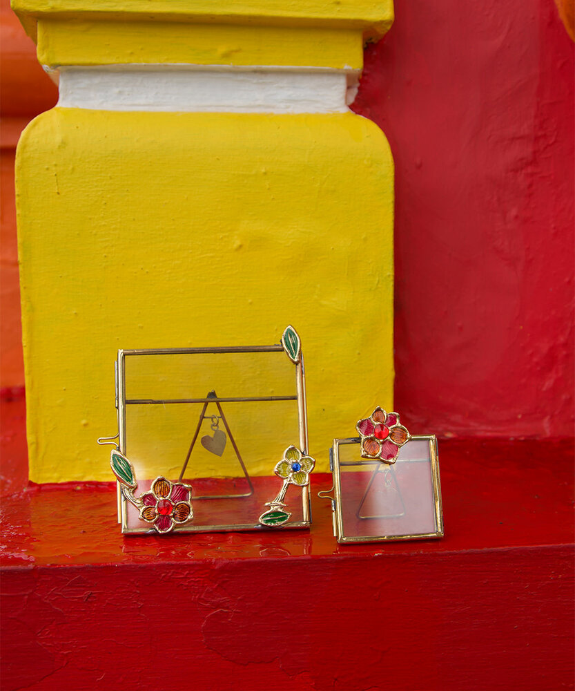 Doing Goods Cameron Flower Frame Mini