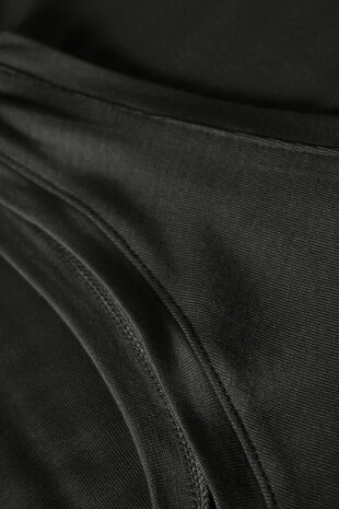 Culture Poppy VO-neck Tank Top – Black