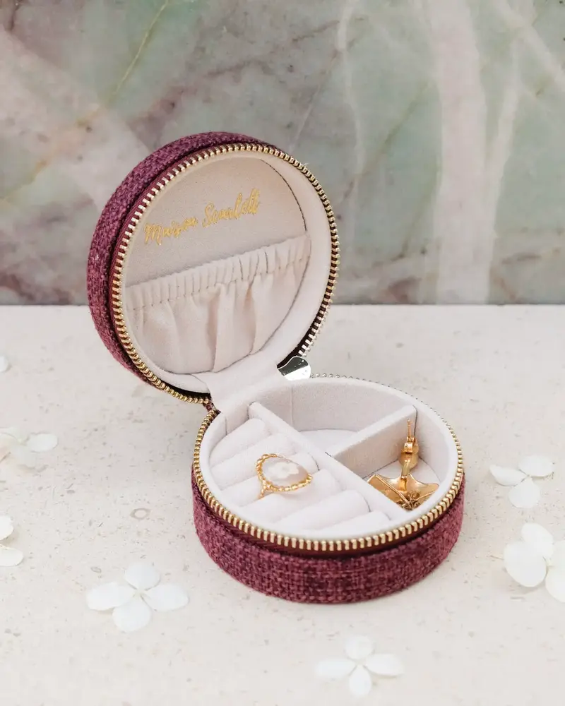 Maison Scarlett Sieradendoosje Yvonne - Linnen Bordeaux