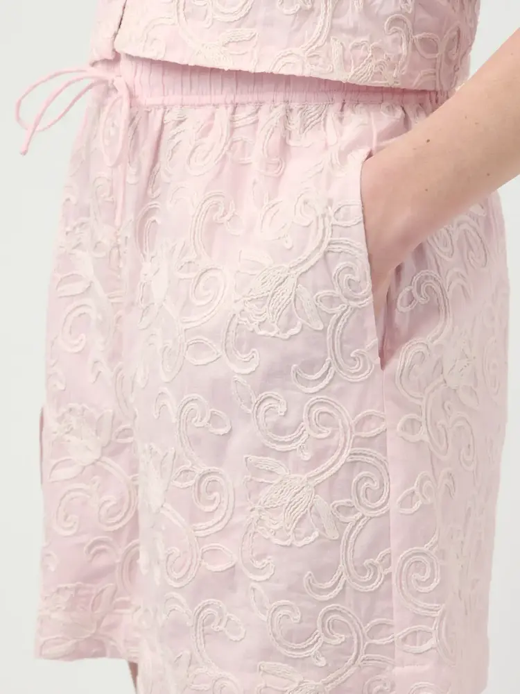YAS Nitta Shorts – Ballerina Star White Embroidery