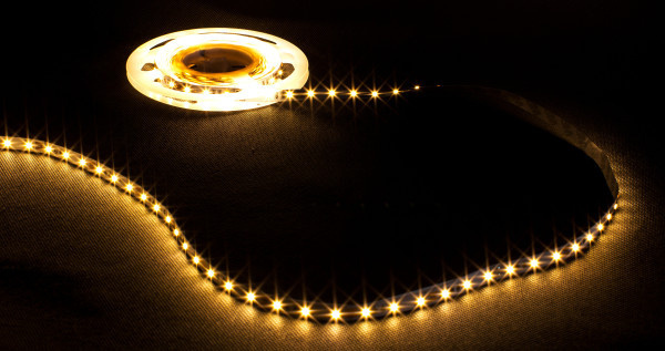 Waterdichte LED strip 12 volt 2700k extra warm wit 6W 630LM 60LED p/m IP65 - 5 meter
