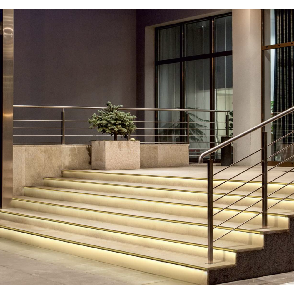 LED traptrede profiel voor buiten gebruik 1,1 meter met afdekking 12,6mm - Trap03messing