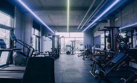 Complete lichtlijnen van ruim 30 meter bij INFINITY LIFTERS - Your new favourite Gym!