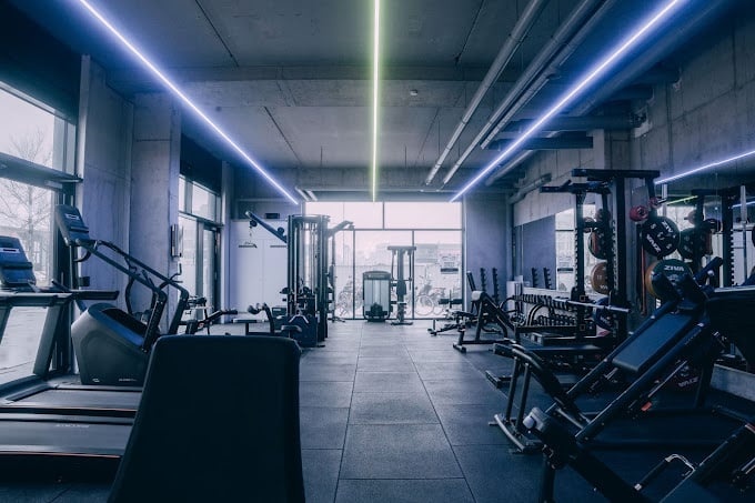 Complete lichtlijnen van ruim 30 meter bij INFINITY LIFTERS - Your new favourite Gym!