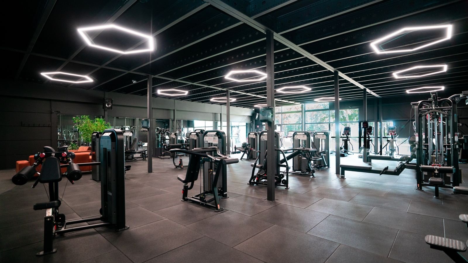 Sportschool Star City Lelystad - Star City Lelystad: moderne sportschool met zeshoekige LED-verlichting en fitnessapparatuur.