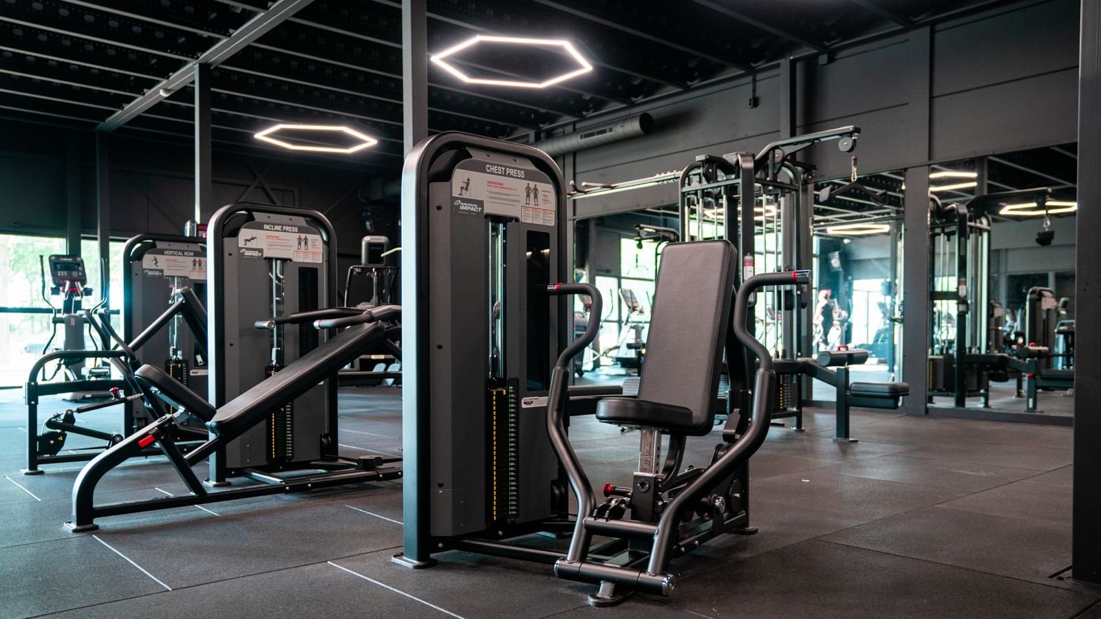 Sportschool Star City Lelystad - Moderne sportschool met fitnessapparatuur en geometrische LED-verlichting. voor Star City Le