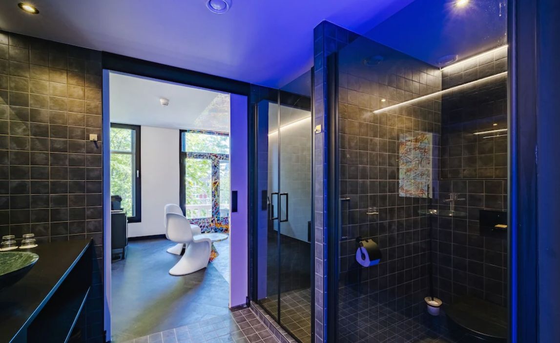 Supperclub Amsterdam LED Verlichting - Hotelkamer met lineaire ledlijnen in plafond en indirecte sfeerverlichting bij Supperc