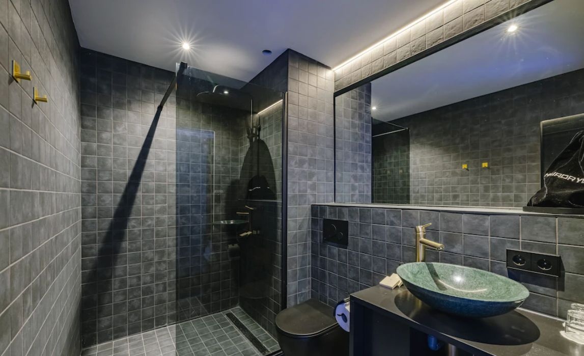 Supperclub Amsterdam LED Verlichting - Badkamerzone met spiegelverlichting en strakke led profielen in Supperclub Amsterdam