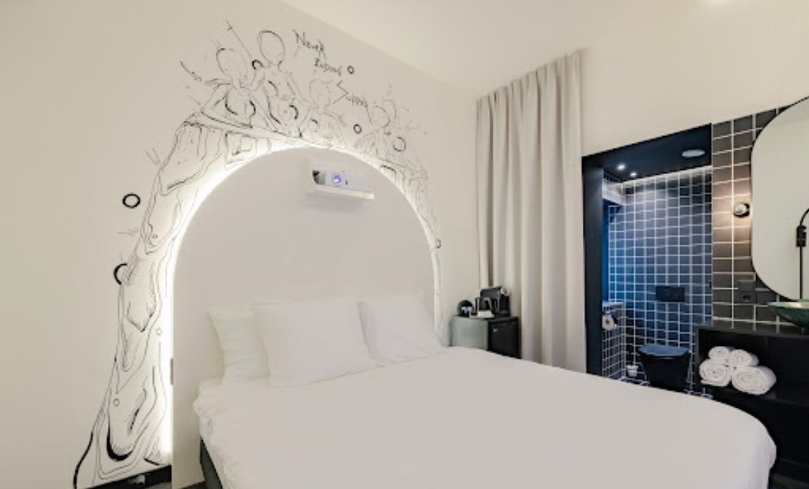 Supperclub Amsterdam LED Verlichting - Hotelkamer met ledverlichting achter de bedachterwand en indirecte lichtaccenten in Su