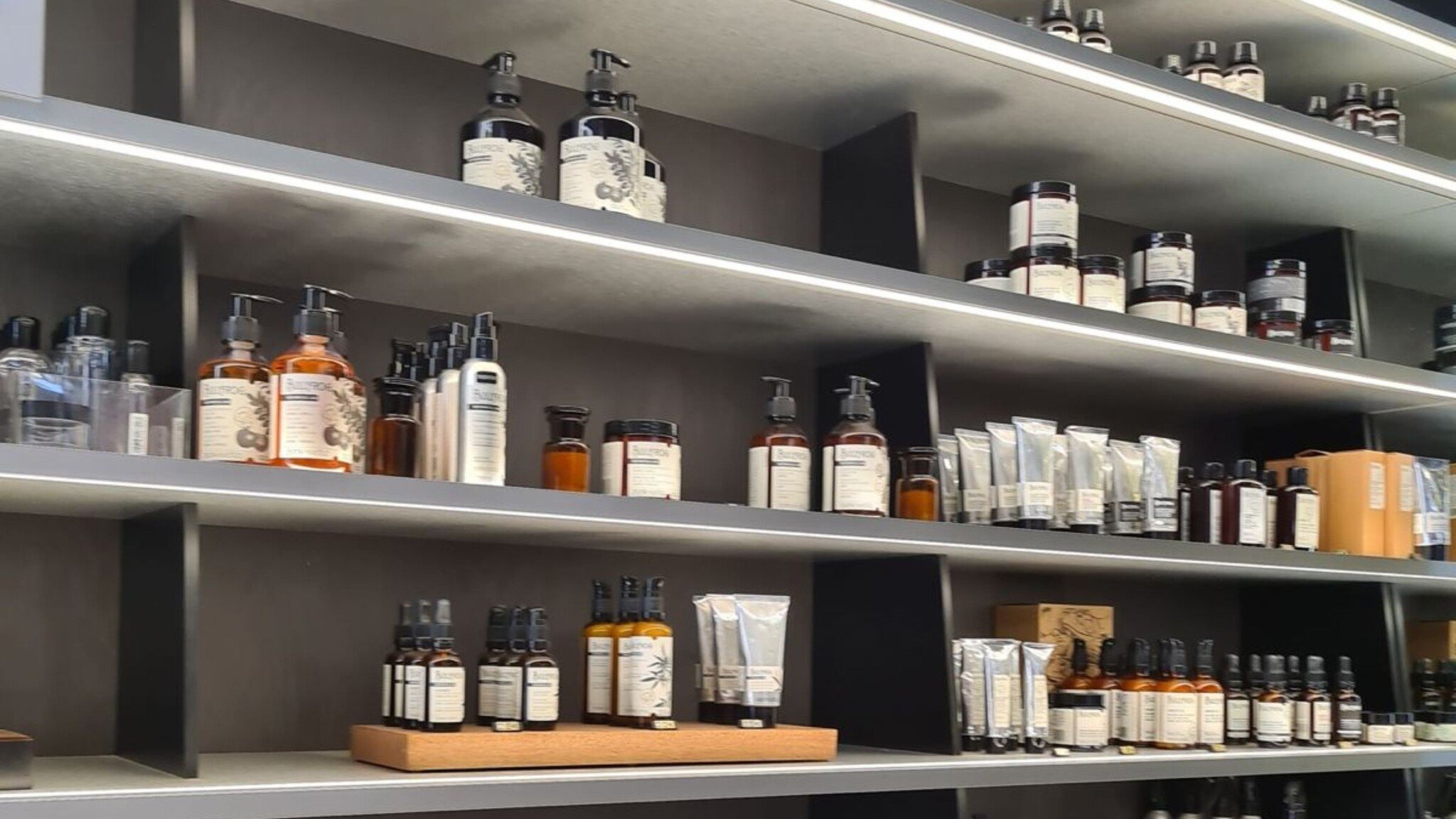 Den Haag winkelinrichting schappen licht - Den Haag winkelinrichting schappen licht met professionele LED-verlichting - https