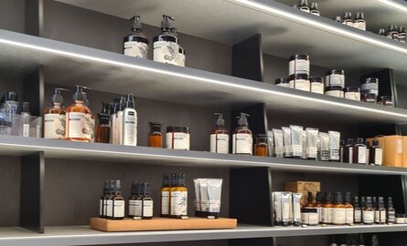 Den Haag winkelinrichting schappen licht