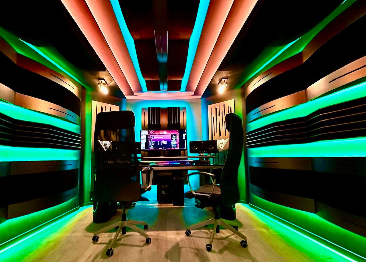 LED verlichting muziekstudio Hardwell met professionele LED-verlichting en strakke lichtlijnen