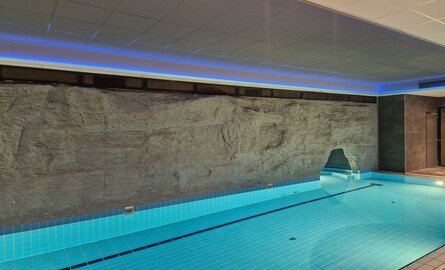 Zwembad ruimte voorzien van LED lichtlijnen