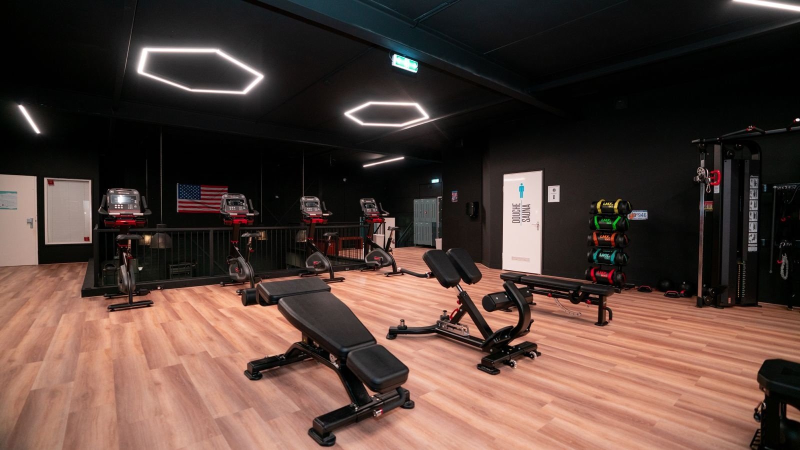Sportschool Star City Lelystad met sfeervolle LED-accenten en een hoogwaardige afwerking