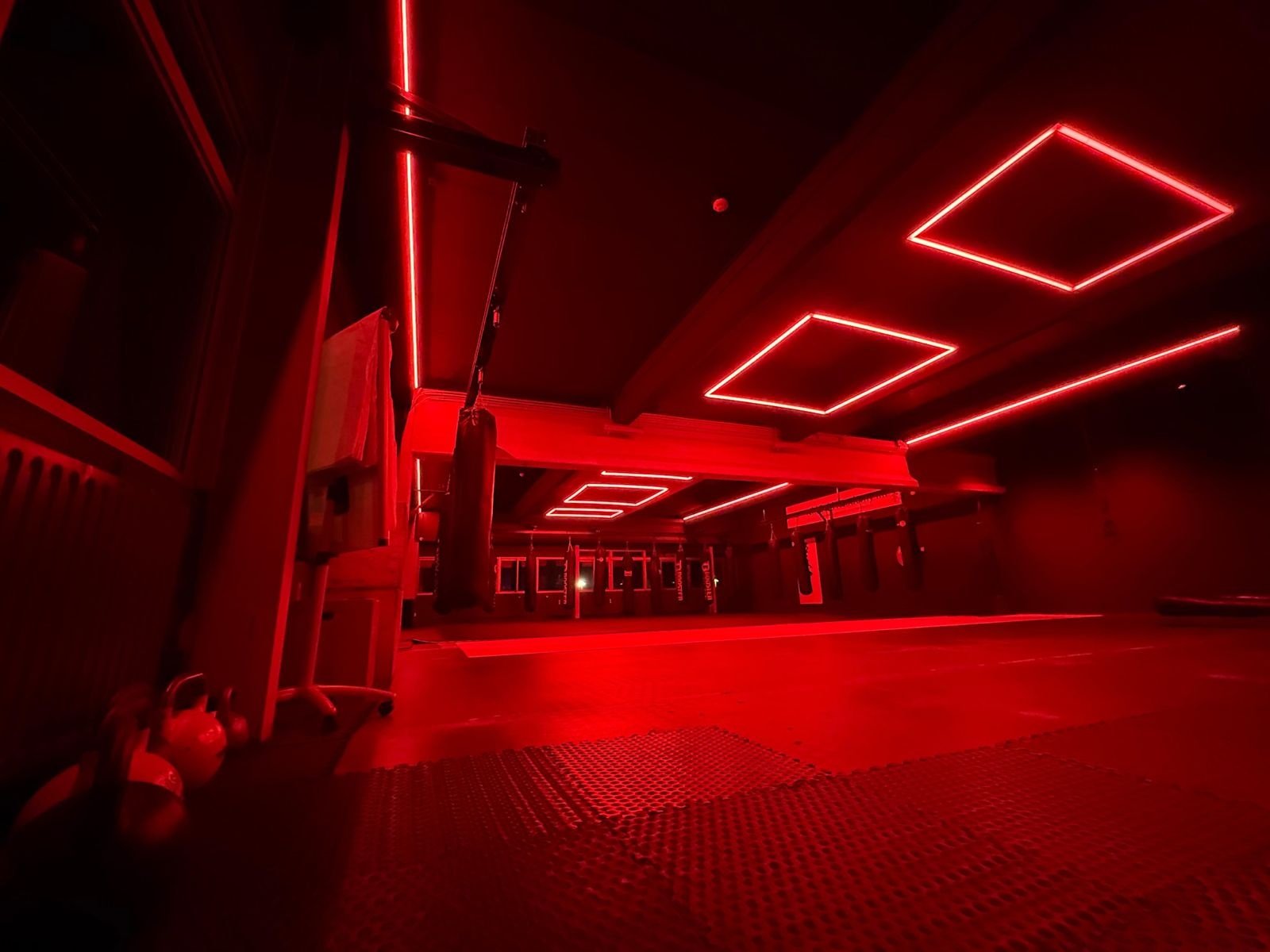 Detailbeeld van Power Up Gym Sportschool Assen met moderne lichtintegratie