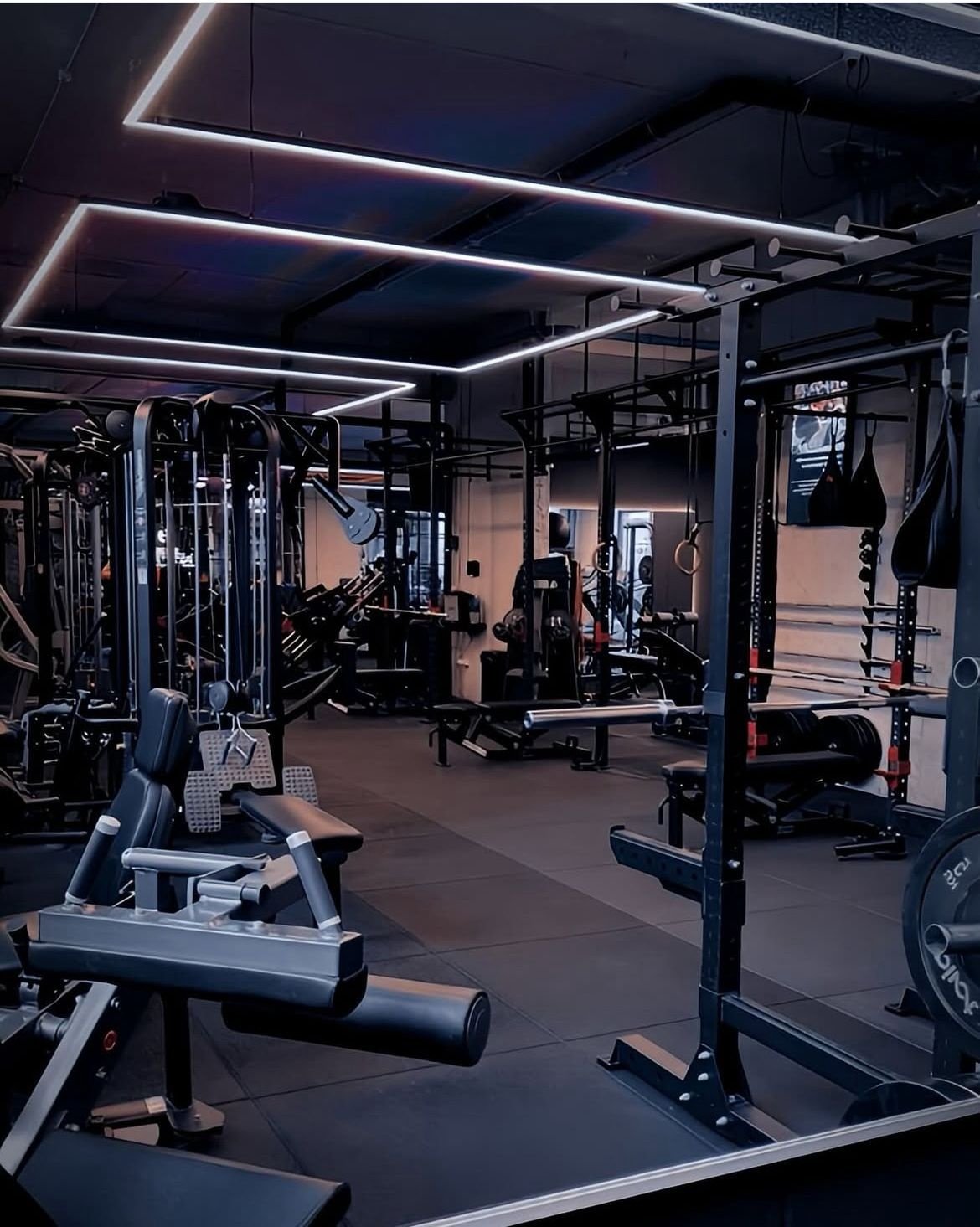 Detailbeeld van Power Up Gym Sportschool Assen met moderne lichtintegratie