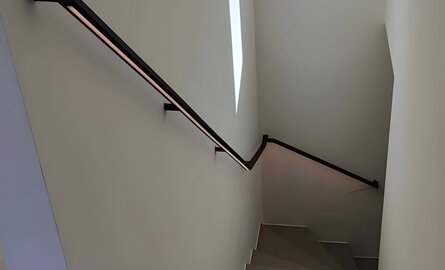 Custom trapverlichting met led trapleuning profielen