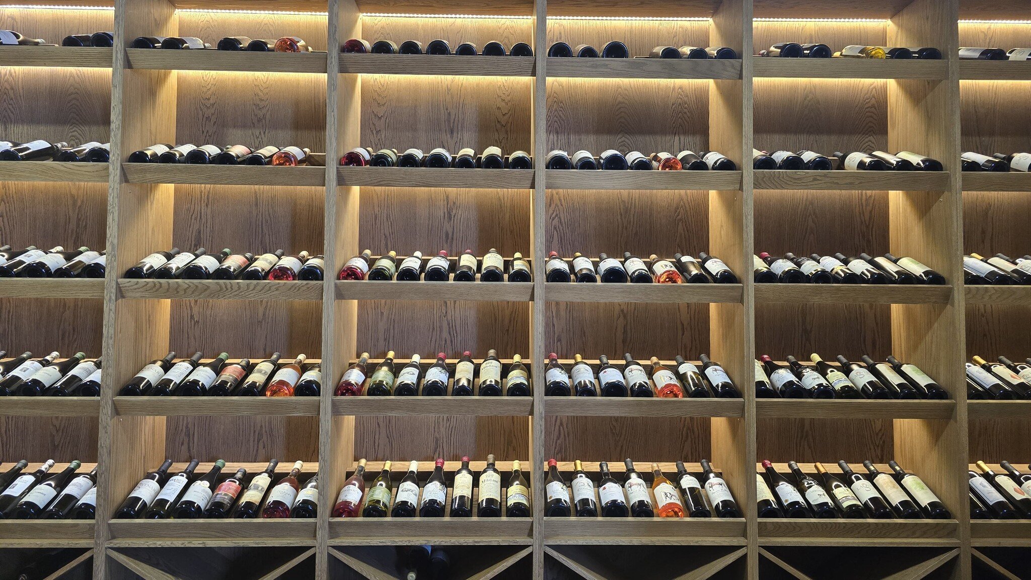 Detailbeeld van Wijnkasten hotel Limburg met moderne lichtintegratie