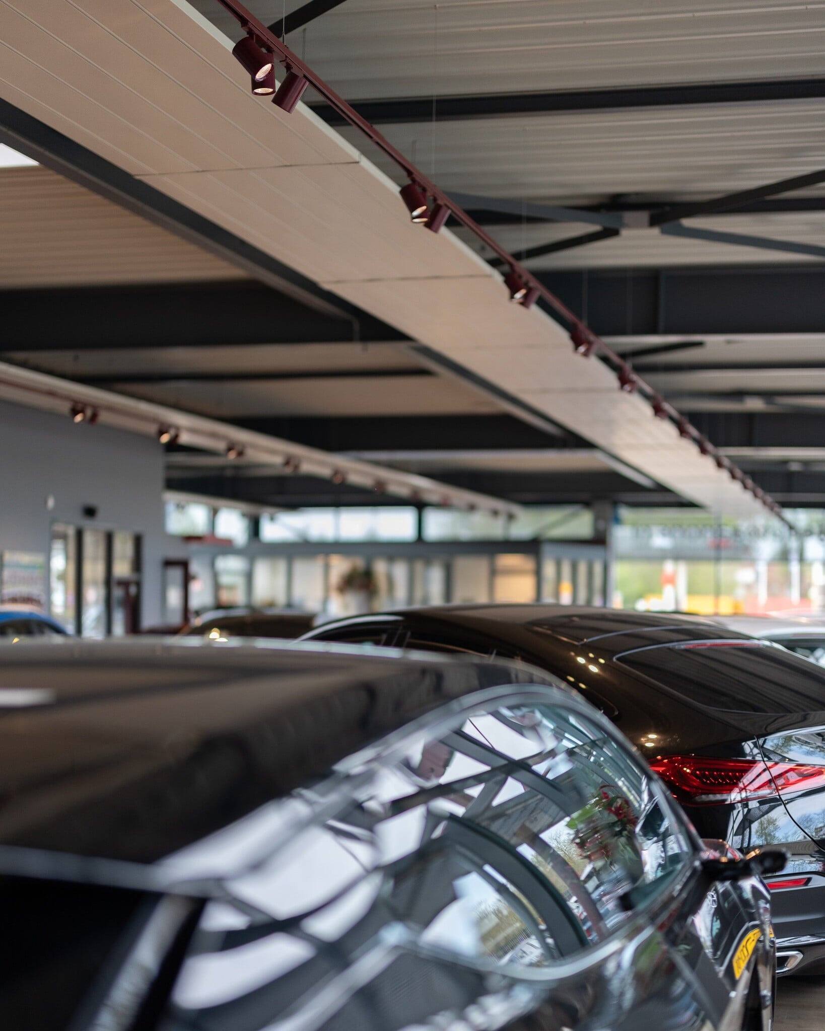 Autoshowroom Johan Meure Purmerend met sfeervolle LED-accenten en een hoogwaardige afwerking